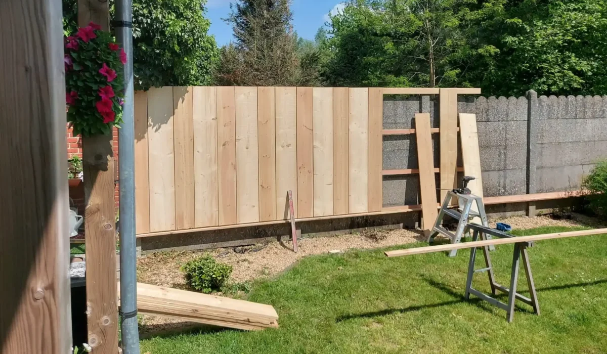 Houtconstructies op maat laten maken, Massieve houten balustrades voor binnen of buiten? 123Renovatie ontwerpt en plaatst houten balustrades volledig op maat, van trapleuningen tot terrasomheiningen.