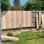 Houtconstructies op maat laten maken, Massieve houten balustrades voor binnen of buiten? 123Renovatie ontwerpt en plaatst houten balustrades volledig op maat, van trapleuningen tot terrasomheiningen.