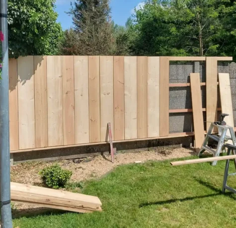 Houtconstructies op maat laten maken, Massieve houten balustrades voor binnen of buiten? 123Renovatie ontwerpt en plaatst houten balustrades volledig op maat, van trapleuningen tot terrasomheiningen.