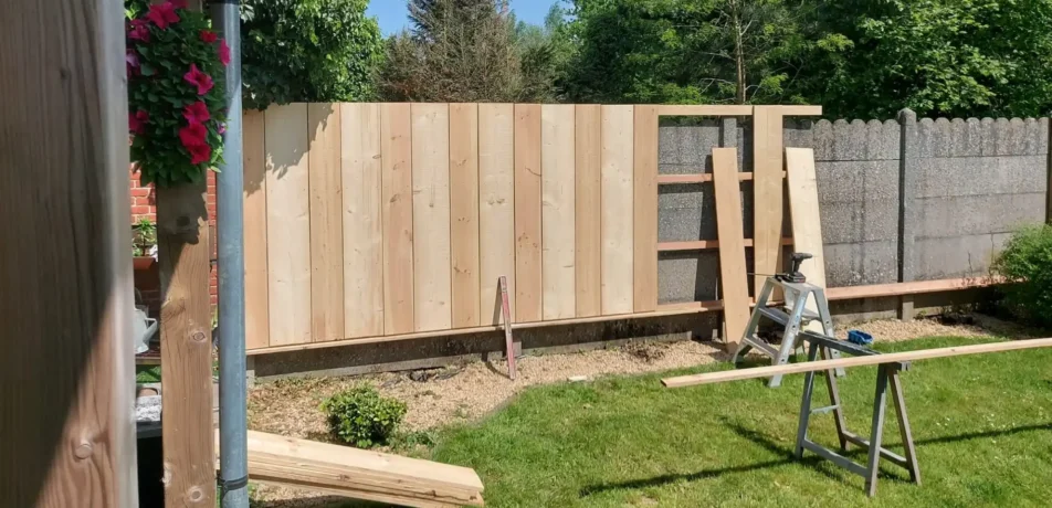 Houtconstructies op maat laten maken, Massieve houten balustrades voor binnen of buiten? 123Renovatie ontwerpt en plaatst houten balustrades volledig op maat, van trapleuningen tot terrasomheiningen.