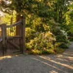 Wat kost een houten poort? Prijzen en factoren uitgelegd